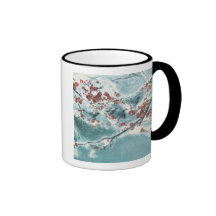 Flor del ciruelo en nieve taza de café