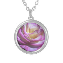 Flor púrpura collar