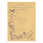 Florales de color de malva con la mariposa invitan invitaciones personalizada