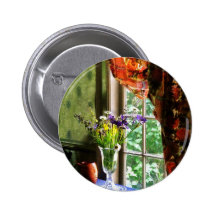 Florero de flores y de la taza por la ventana pins
