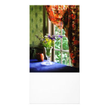 Florero de flores y de la taza por la ventana tarjetas fotográficas 