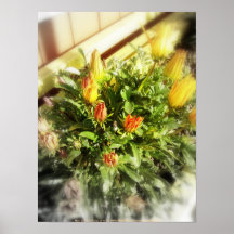 flores amarillos y anaranjados cerrados posters