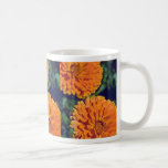 Flores anaranjadas de los crisantemos tazas