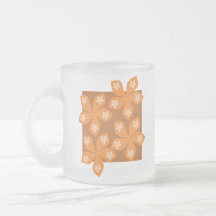 Flores anaranjadas tropicales en blanco tazas de café