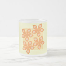 Flores anaranjadas tropicales en la crema. Bastant Tazas