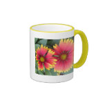 Flores anaranjadas y amarillas tazas