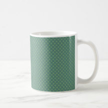 Flores azules majestuosas en fondo verde áspero tazas de café