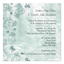 Flores azules y mariposas que casan la invitación