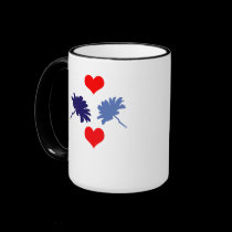 Flores azules y taza roja de los corazones tazas