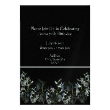 Flores blancas en la invitación negra del cumpleañ