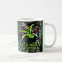 Flores de Crabapple en una taza de café del tronco