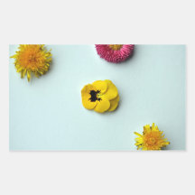 Flores dispersadas en el fondo blanco rectangular pegatinas