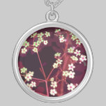 Flores en el collar de plata rojo collares