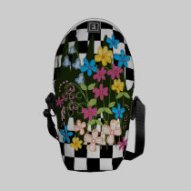 Flores lindas del doodle en un fondo a cuadros bolsas messenger