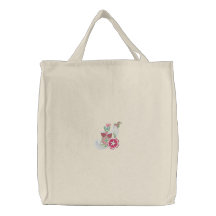 Flores lindas y una bolsa de asas bordada mariposa