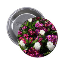 Flores mezcladas de la primavera en cama de flor pins