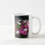 Flores mezcladas de la primavera en cama de flor taza de café