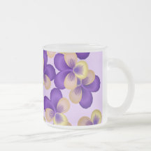 Flores púrpuras delicadas taza