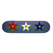 Flores rojas, blancas, y azules patines 