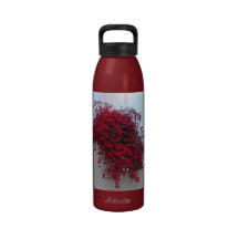 Flores rojas en la pared botella de agua reutilizable