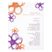 Flores salvajes púrpuras y anaranjadas que casan p invitación