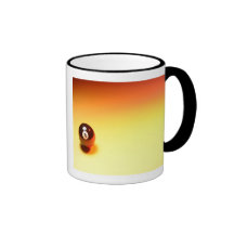 Fondo amarillo de 8 bolas tazas