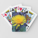 foto de la flor del azafrán en luz cartas de juego