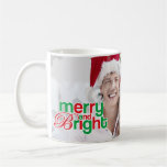 Foto feliz y brillante taza de café