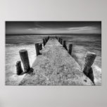 Fotografía blanco y negro del embarcadero viejo poster