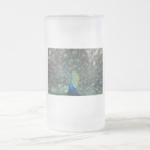 Fotografía del varón del pavo real por completo… taza de café