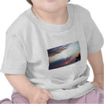 Fotografía pintada de la puesta del sol de los cie camisetas