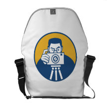 Fotógrafo con la cámara retra bolsas de mensajería