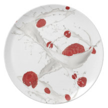 Frambuesas frescas en chapoteo de la leche plato de comida