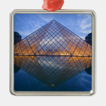 Francia, París. El Louvre en el crepúsculo. Crédit Adornos