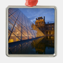 Francia, París. El Louvre en el crepúsculo. Crédit Adorno