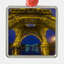 Francia, París. Torre Eiffel iluminada en Ornamentos De Reyes