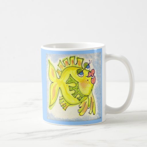 Fruncido encima de la taza de los pescados del beb
