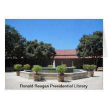 Fuente en el patio de Ronald Reagan Presidentia Felicitaciones