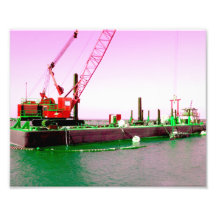 Gabarra flotante con la grúa verde y púrpura enton fotografía  