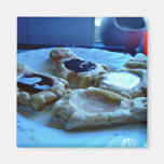 Galletas formadas pingüino del bebé en una placa iman de nevera