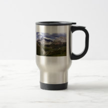 Gama del sur de los arroyos de la cuesta en verano taza de café