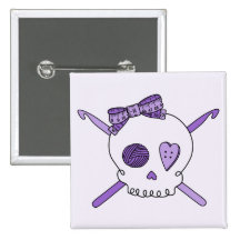 Ganchos del cráneo y de ganchillo (fondo púrpura) pins