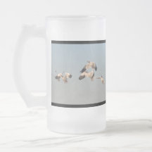 Gansos de nieve que vuelan la taza