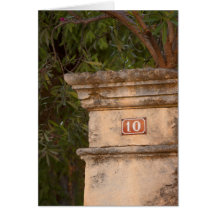 Gatepost de piedra del número 10 en Provence Tarjetón