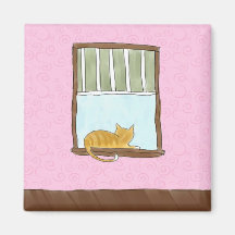 Gatito amarillo en un imán de la ventana