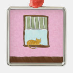 Gatito amarillo en un ornamento de la ventana ornamento de reyes magos