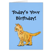 Gatito anaranjado del Tabby en cumpleaños azul Tarjeta