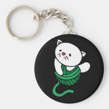 Gatito blanco con las camisetas y los regalos del  llavero personalizado