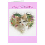 Gatito en una tarjeta del corazón (espacio en blan
