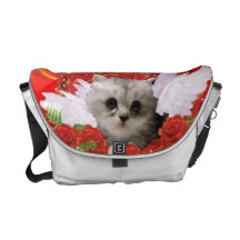 Gatito precioso del ángel en una cama de rosas bolsa messenger